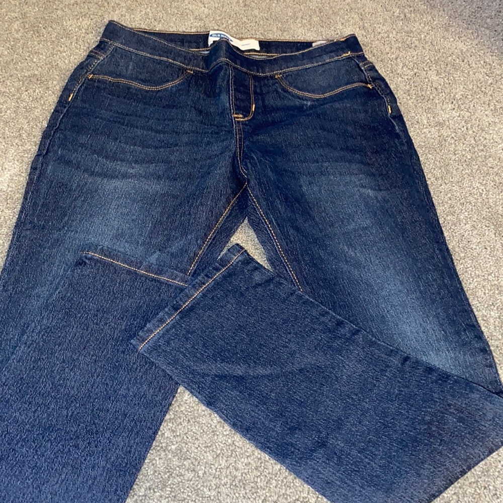 Girls pull on skinny jeans
